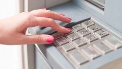 Кассир букмекерской конторы в Южно-Сахалинске «обчищала» сейф ради погашения кредитов