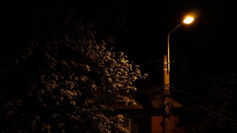 Авария с автомобилем лишила света целую улицу в Южно-Сахалинске