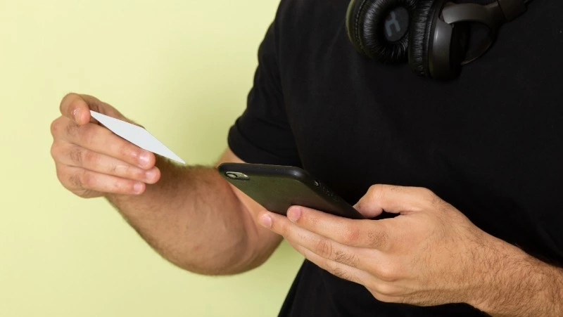 Житель Невельска запомнил пароль от банка коллеги и гасил микрозаймы с его счетов