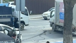 Капот всмятку: в Южно-Сахалинске столкнулись легковушка и грузовик