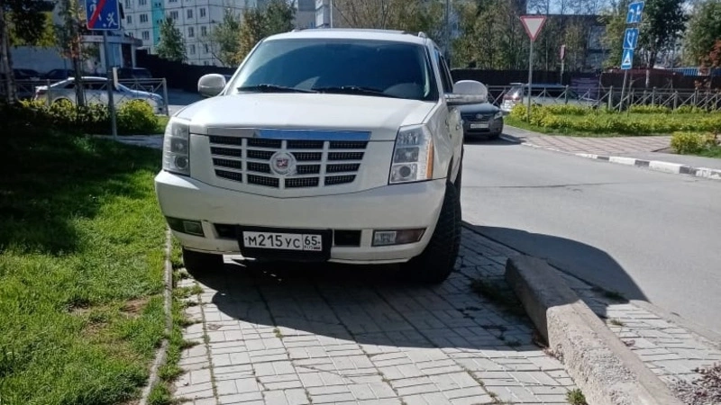 В Южно-Сахалинске владелец элитного Cadillac Escalade бросает его на тротуаре