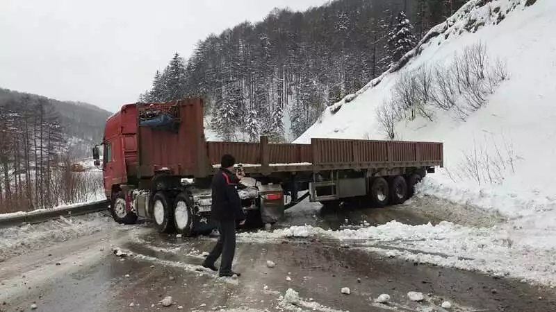 В Невельском районе из-за гололеда закрыли дороги
