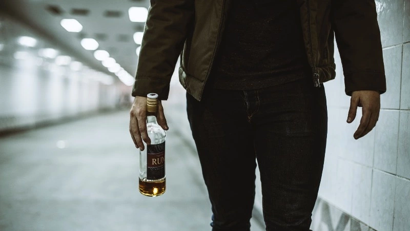 Сахалинец попытался украсть элитный виски, но попался на выходе из магазина