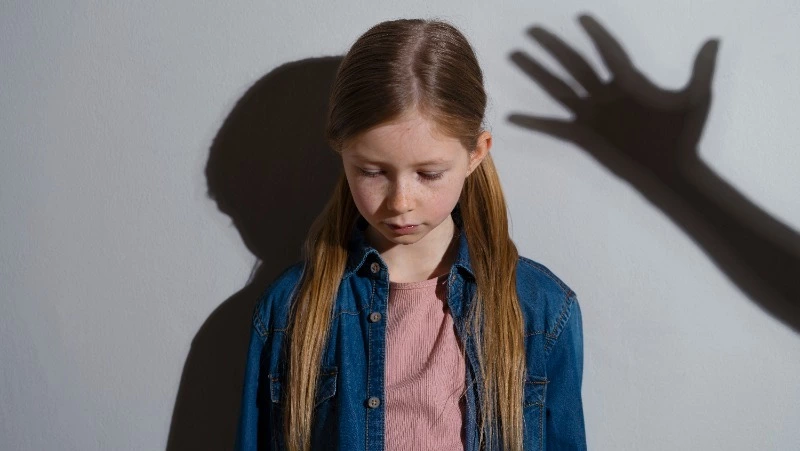 Школьница попала в травмпункт после удара одноклассника на Сахалине