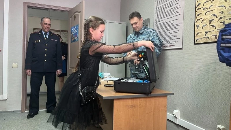 «Всегда хотела стать полицейским»: «Елка желаний» подарила ребенку на Сахалине один день в УМВД