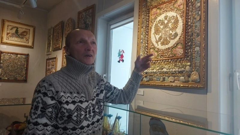 Художник из Углегорска подарил местному музею 20 работ из камней и ракушек