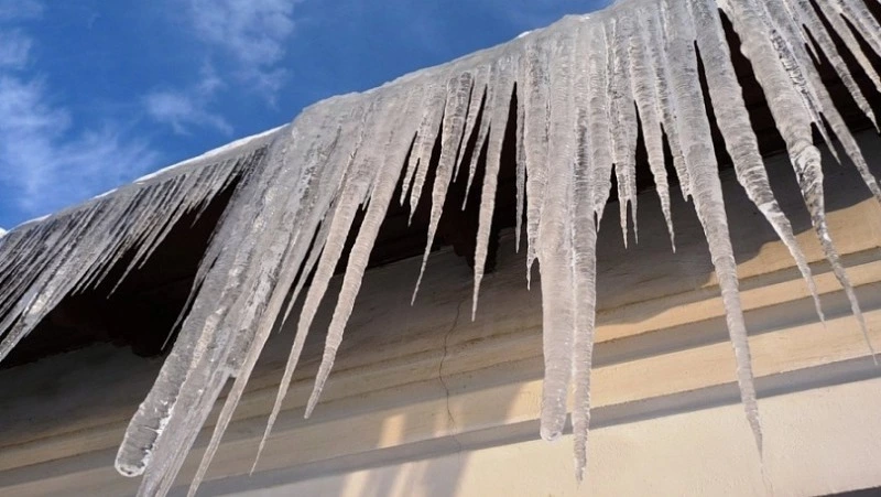 Жительница Смирных отсудила более 80 тысяч рублей за повреждение машины льдом с крыши