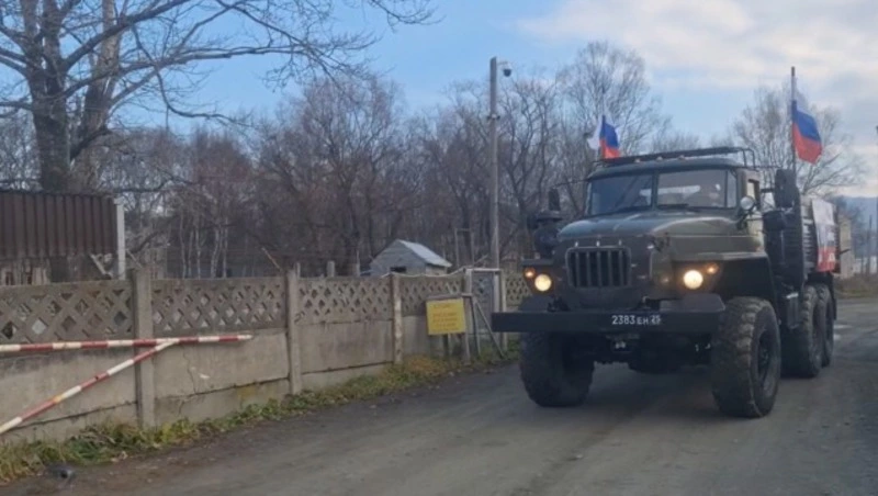 Видео: по Южно-Сахалинску передвигается военная спецмашина с патриотическими песнями