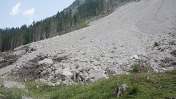 Гора камней заблокировала дорогу на юге Сахалина