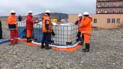 С китайского судна, севшего на мель у Холмска, откачивают топливо