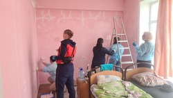 Добровольцы покрасили дом для инвалидов к лету на Сахалине