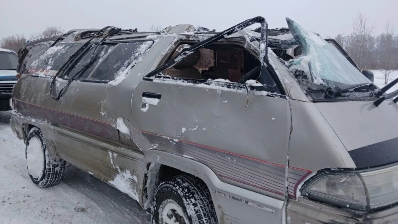 Спасатели освободили водителя из искореженного микроавтобуса на Сахалине