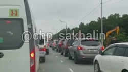 В серьезной пробке застряли автомобилисты на въезде в Южно-Сахалинск