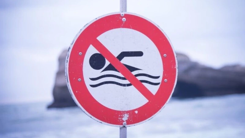 «Купание запрещено»: в Долинском районе проверили качество воды в море и водоемах