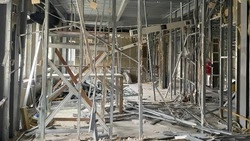 В Корсаковской поликлинике начали второй этап капремонта: третий этаж сдадут к концу лета