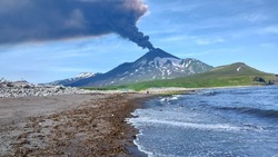 Двухкилометровый столб пепла выбросил вулкан Чикурачки на Курилах