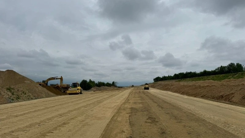 На западном объезде Южно-Сахалинска насыпями укрепляют слабый грунт 