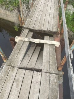 Вандалы повредили пешеходный мост в селе Ольховка мотоциклами