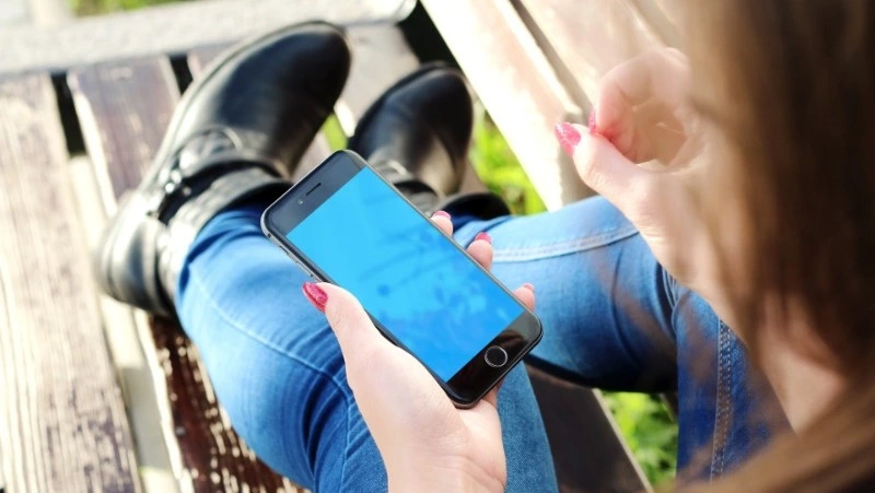 Мошенница не вернула потерянный телефон хозяину и продала его на Сахалине