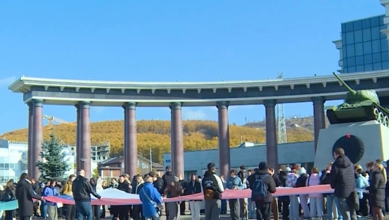 В Южно-Сахалинске развернули большой триколор накануне Дня народного единства