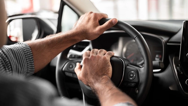 Пенсионер врезался в припаркованную иномарку в Южно-Сахалинске