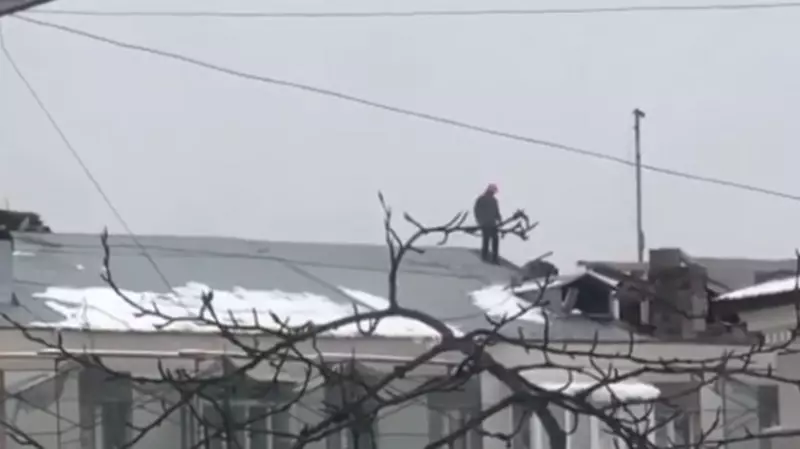 В Южно-Сахалинске ремонтник без страховки ходил по крыше пятиэтажки