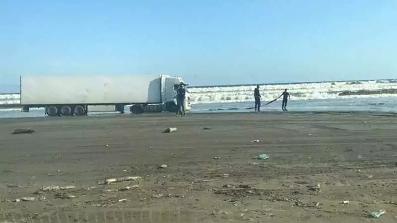 В Поронайске морская фотосессия грузовика завершилась буксировкой