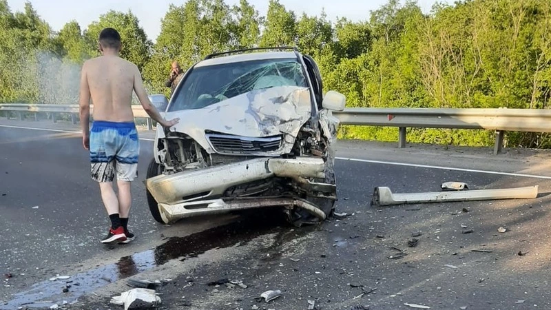 Серьезное ДТП спровоцировало пробку на холмской трассе. ВИДЕО