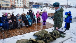 Быть сильным и любить свою страну: Корсаковским школьникам рассказали о военных профессиях