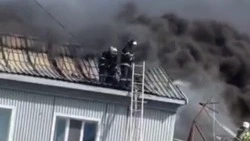 В Долинском районе полыхал рыбоперерабатывающий завод