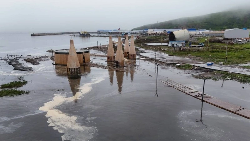 Все в воде: курильчане опубликовали кадры последствий цунами