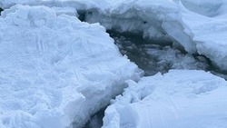 «Видно, что дышит»: сахалинские рыбаки обнаружили огромную трещину в Охотском