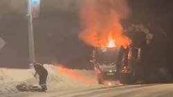 Грузовик загорелся открытым пламенем на въезде в Корсаков