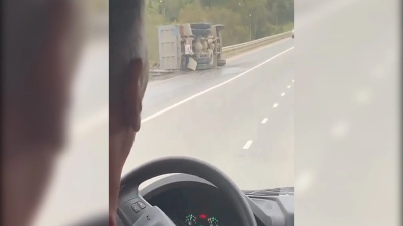 На юге Сахалина грузовик рухнул на дорожное ограждение