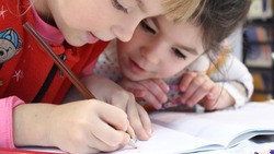 Родители будущих первоклассников на Сахалине потренируются записывать детей в школу