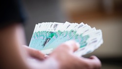 Женщина сняла с банковского счета пенсионерки больше 130 тысяч рублей в Аниве