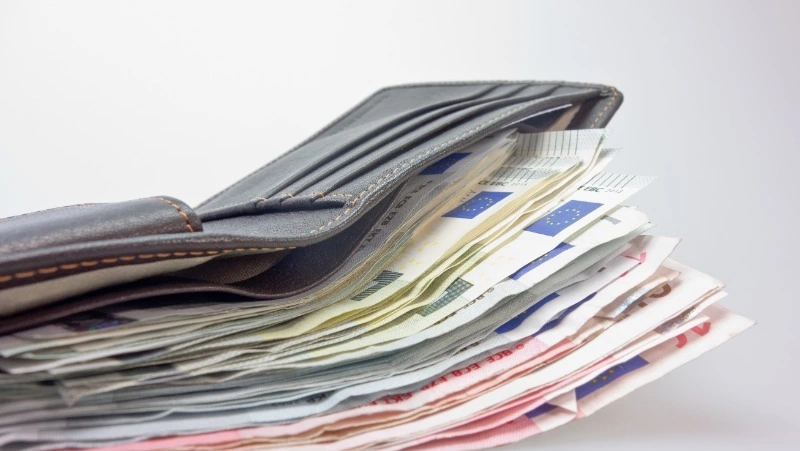 Житель Корсаковского района украл 110 тысяч рублей и украшения у отдыхающей сахалинки