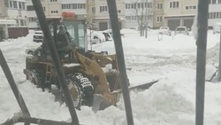Во дворе на улице Есенина в Южно-Сахалинске разгребли снег 26 декабря