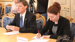 Губернатор Сахалина встретился с Генконсулом США во Владивостоке