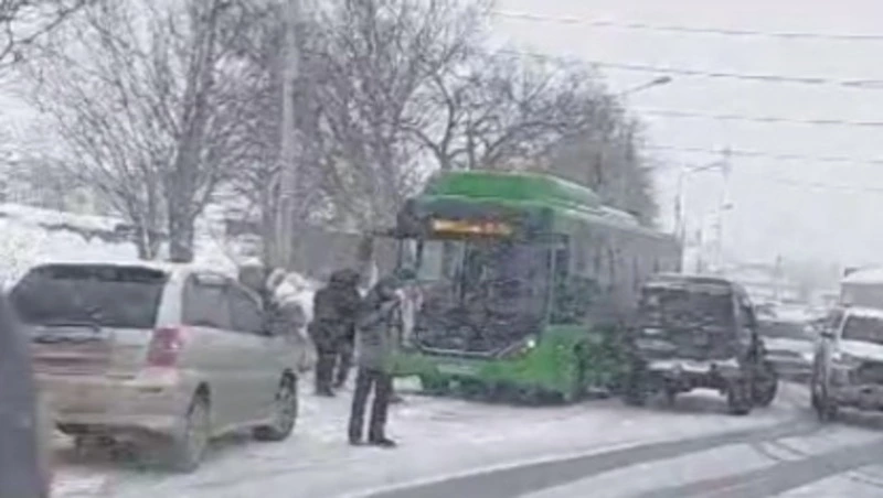 Из-за аварии с участием зеленого автобуса затруднено движение в Луговом