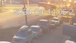 Момент ДТП на улице Комсомольской в Южно-Сахалинске запечатлели камеры видеонаблюдения