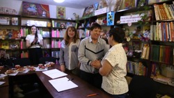 Женщины с Сахалина пообщались с общественниками в библиотеке донецкого Шахтерска