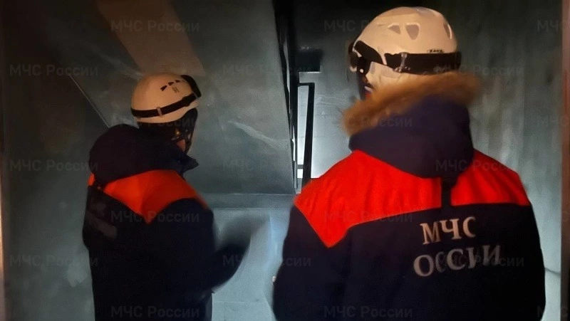 12 человек тушили квартиру в Охе ночью 20 февраля