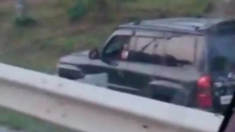 Водитель на Сахалине объехал пробку по траве в кювете