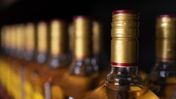 Полиция изъяла более 160 литров контрафактного алкоголя в Южно-Сахалинске
