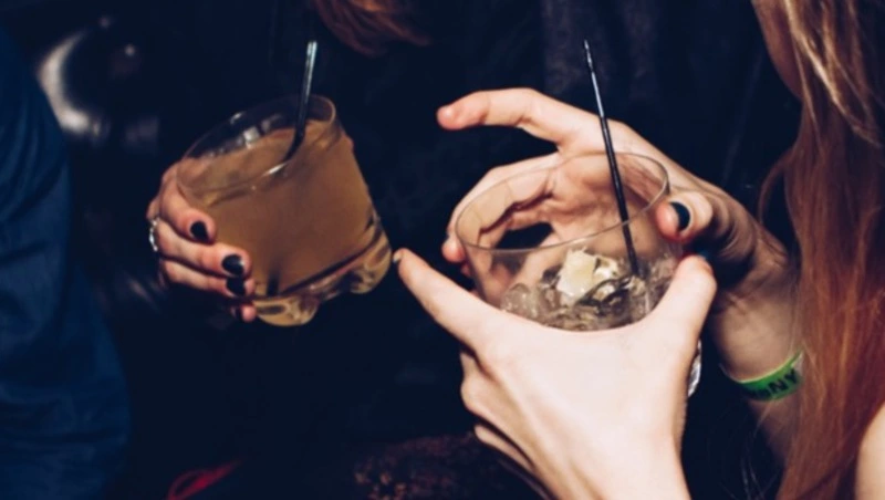 Сахалинка украла деньги с карты подруги 