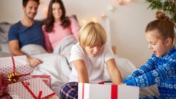 Где прятать подарки от детей: список тайных мест в квартире