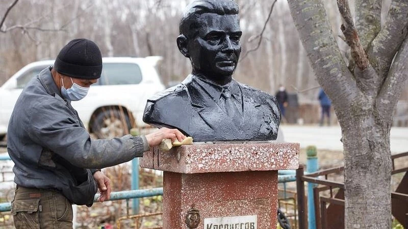 На Сахалине и Курилах приводят в порядок могилы героев войны и труда