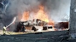 На юге Сахалина загорелись гаражи