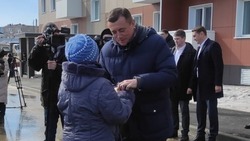 Губернатор вручил ключи от новых квартир жителям аварийных домов в Корсакове